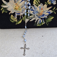 lyseblaa-glsperler-metal-mellemstykker-metalkors-gammel-halskaede